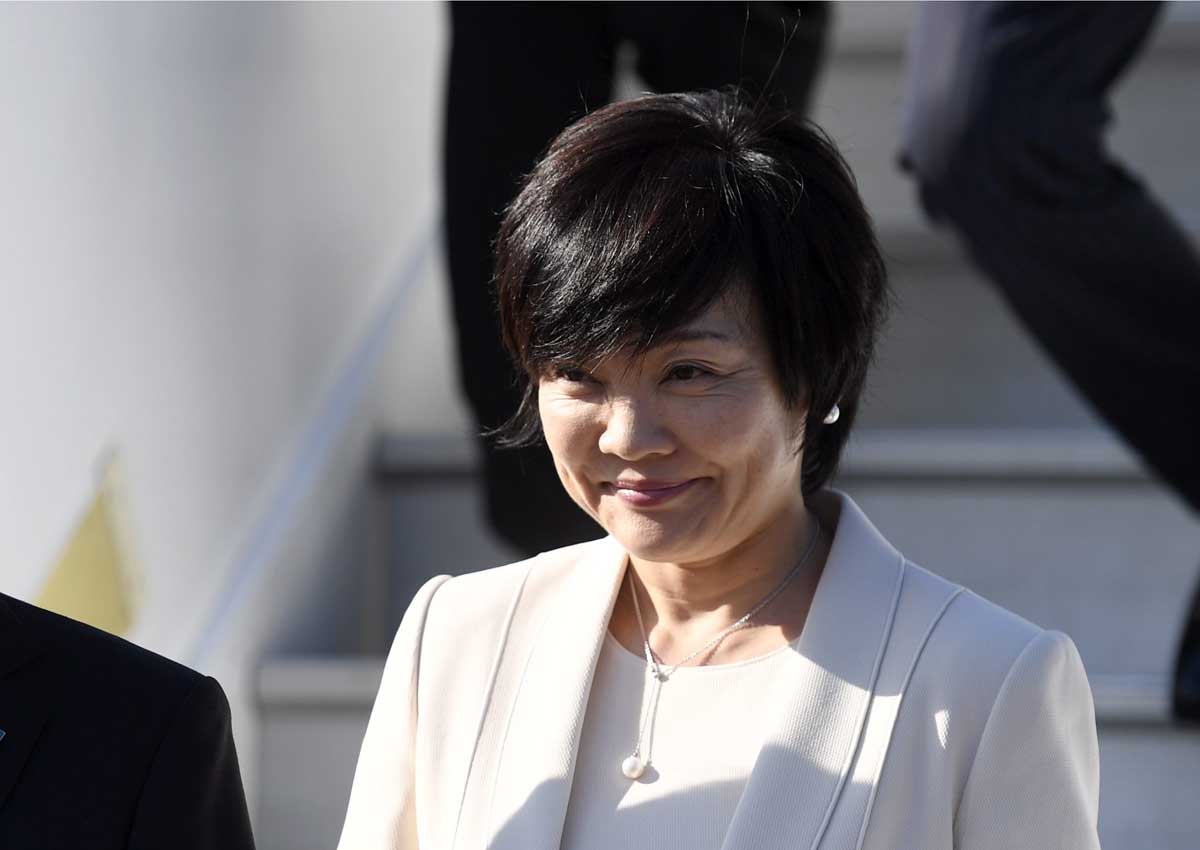 Did Japan's first lady pretend not to speak English to avoid talking to
